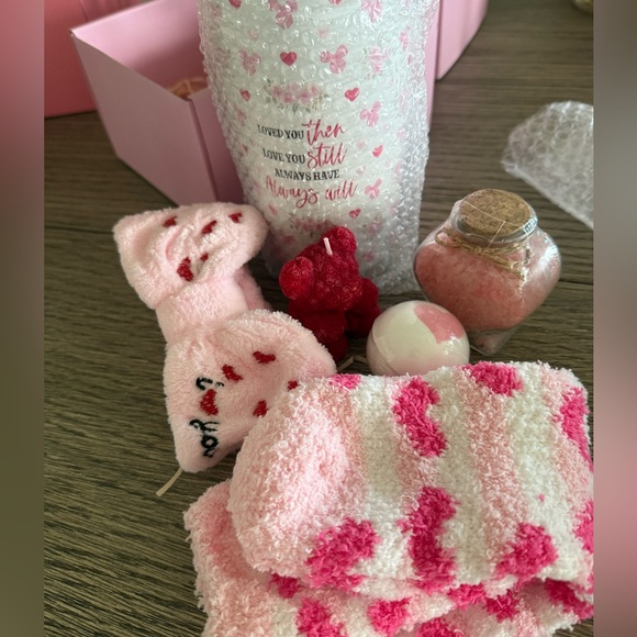 Valentine’s Day gift box bundle NWT - Picture 4 of 8